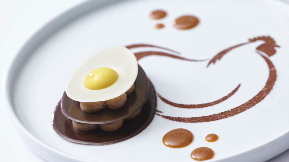 Oeuf passion-chocolat (dessert à l’assiette). ©STUDIO-ZE